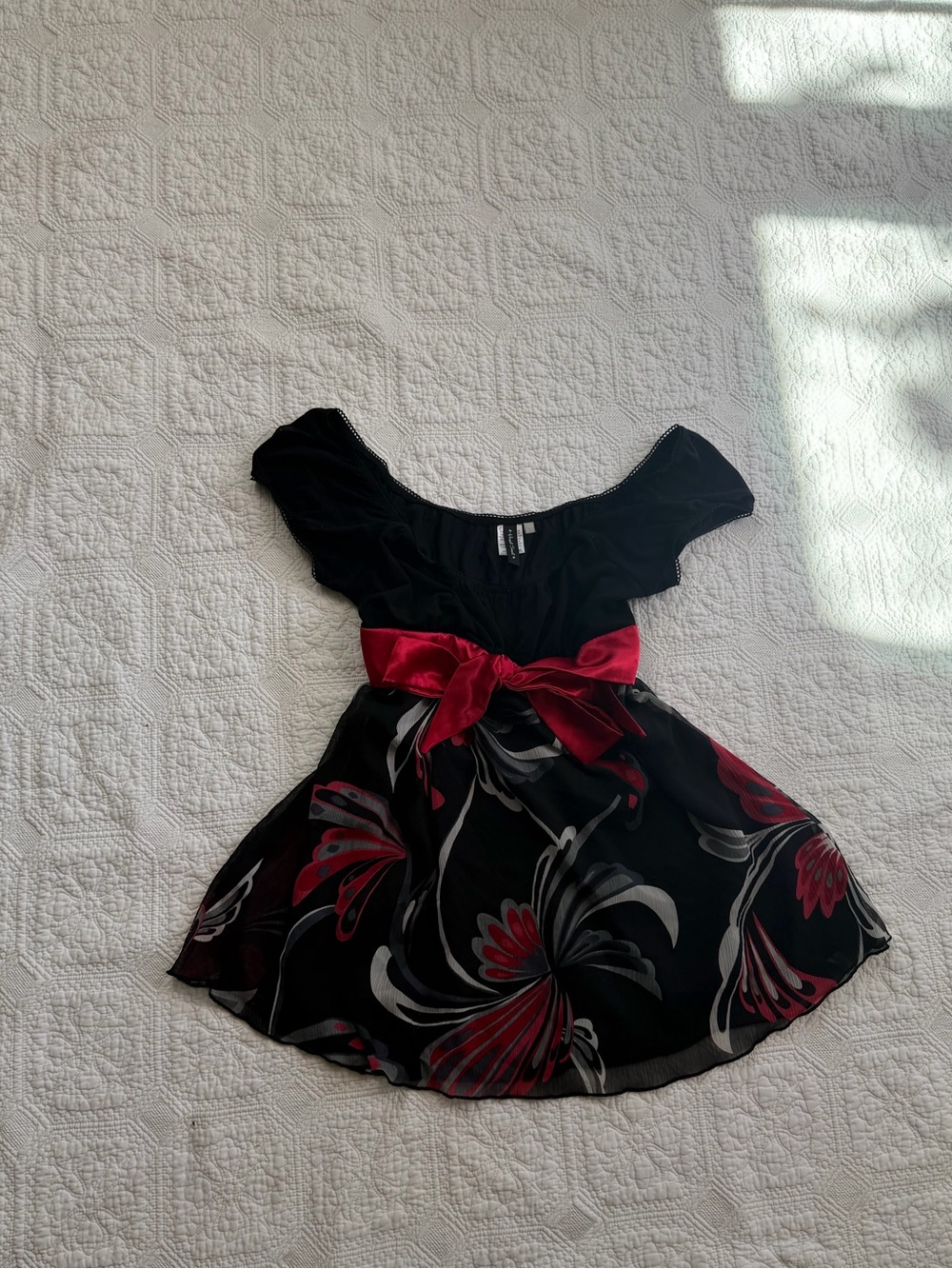 Vintage Y2K Heart Soul Black Dress with Red and Gray Floral Print and Red Sash